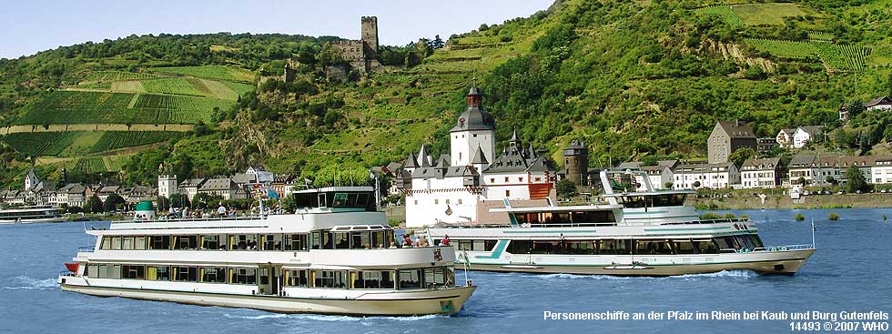 Personenschiffe an der Pfalz im Rhein bei Kaub und Burg Gutenfels
